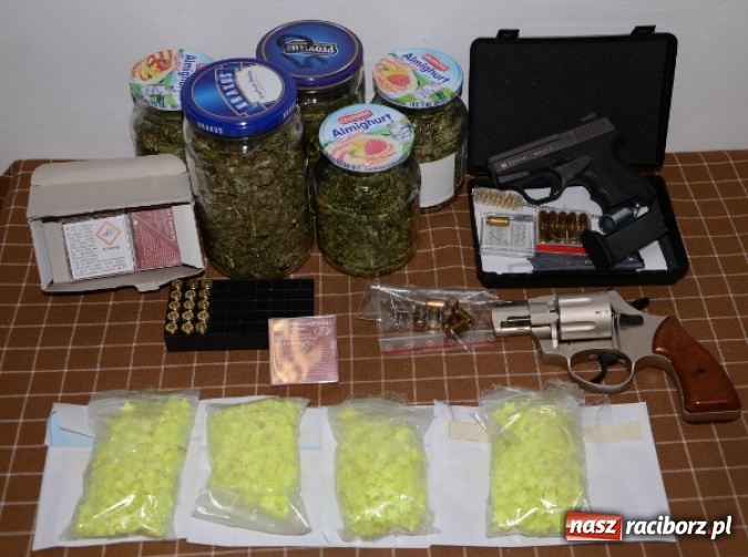 Zdjęcie w galerii na portalu naszraciborz.pl: Marihuana, metamfetamina, tabletki ekstazy i dwie sztuki broni palnej znalezione u kierowcy BMW wiadomości z regionu