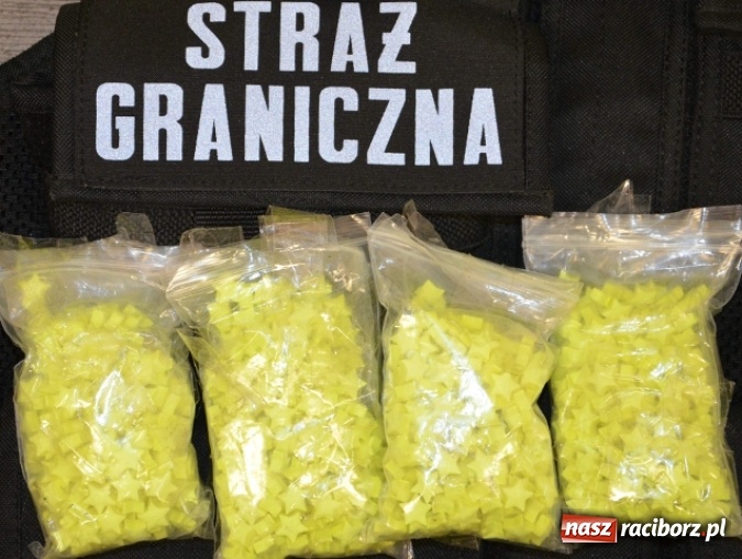 Zdjęcie w galerii na portalu naszraciborz.pl: Marihuana, metamfetamina, tabletki ekstazy i dwie sztuki broni palnej znalezione u kierowcy BMW wiadomości z regionu
