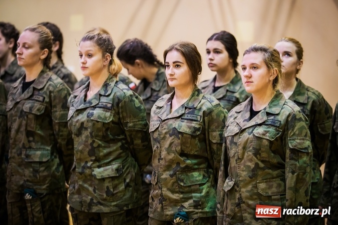 Zdjęcie w galerii na portalu naszraciborz.pl: Ślubowanie klas mundurowych w ZSOMS wiadomości z regionu