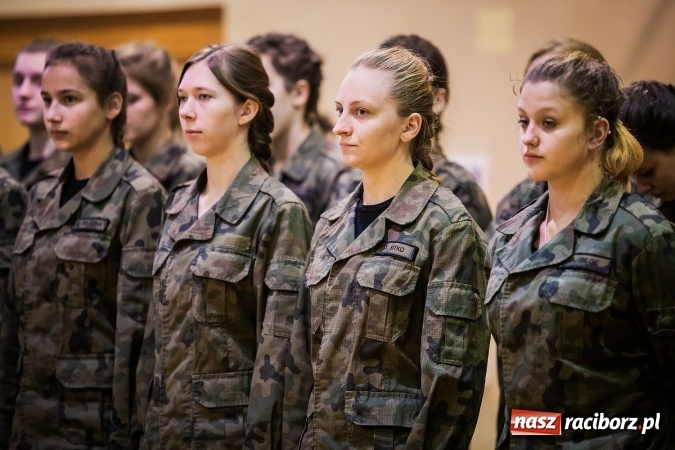 Zdjęcie w galerii na portalu naszraciborz.pl: Ślubowanie klas mundurowych w ZSOMS wiadomości z regionu