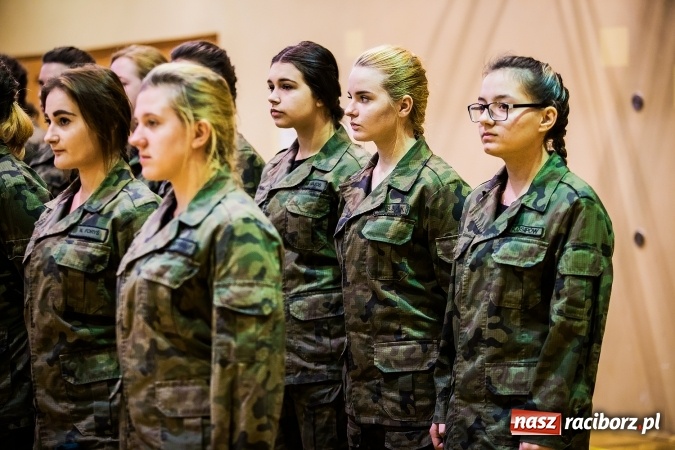 Zdjęcie w galerii na portalu naszraciborz.pl: Ślubowanie klas mundurowych w ZSOMS wiadomości z regionu