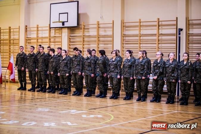 Zdjęcie w galerii na portalu naszraciborz.pl: Ślubowanie klas mundurowych w ZSOMS wiadomości z regionu