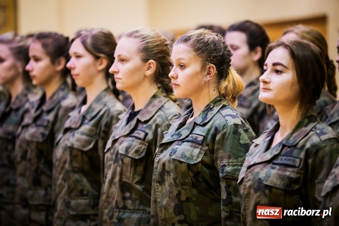 Zdjęcie w galerii na portalu naszraciborz.pl: Ślubowanie klas mundurowych w ZSOMS wiadomości z regionu