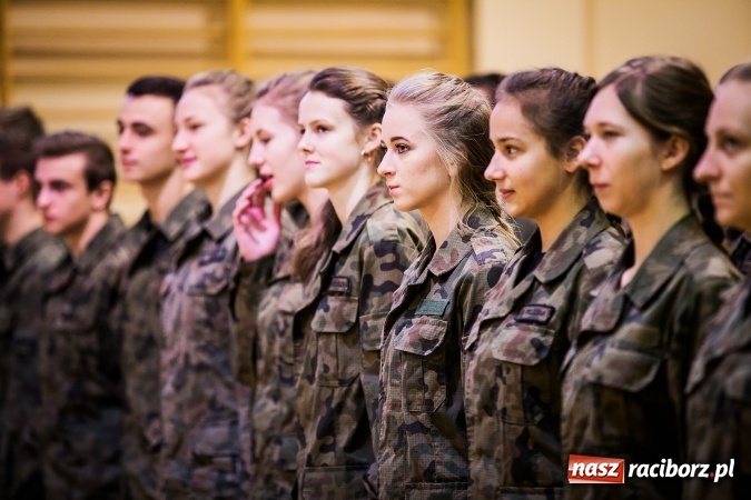Zdjęcie w galerii na portalu naszraciborz.pl: Ślubowanie klas mundurowych w ZSOMS wiadomości z regionu