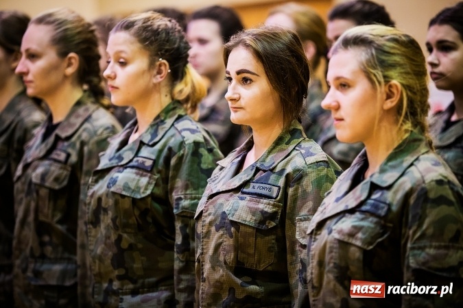 Zdjęcie w galerii na portalu naszraciborz.pl: Ślubowanie klas mundurowych w ZSOMS wiadomości z regionu