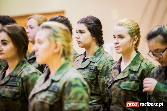 Zdjęcie w galerii na portalu naszraciborz.pl: Ślubowanie klas mundurowych w ZSOMS wiadomości z regionu