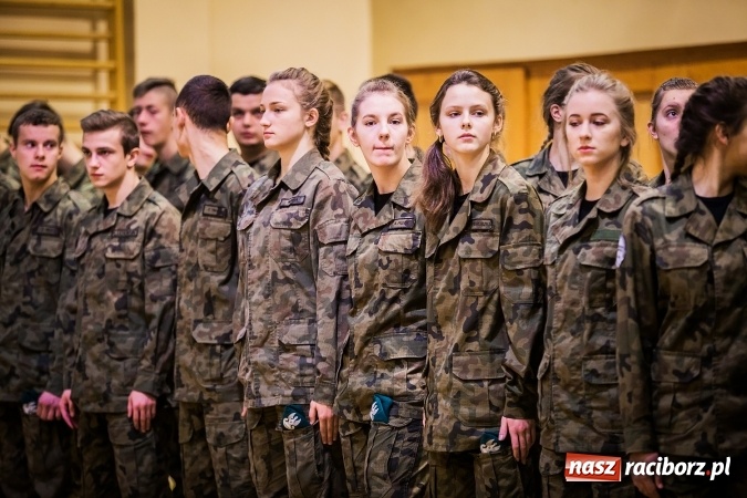 Zdjęcie w galerii na portalu naszraciborz.pl: Ślubowanie klas mundurowych w ZSOMS wiadomości z regionu
