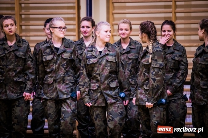 Zdjęcie w galerii na portalu naszraciborz.pl: Ślubowanie klas mundurowych w ZSOMS wiadomości z regionu