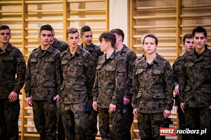 Zdjęcie w galerii na portalu naszraciborz.pl: Ślubowanie klas mundurowych w ZSOMS wiadomości z regionu