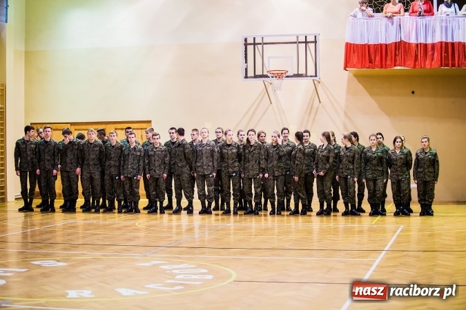 Zdjęcie w galerii na portalu naszraciborz.pl: Ślubowanie klas mundurowych w ZSOMS wiadomości z regionu