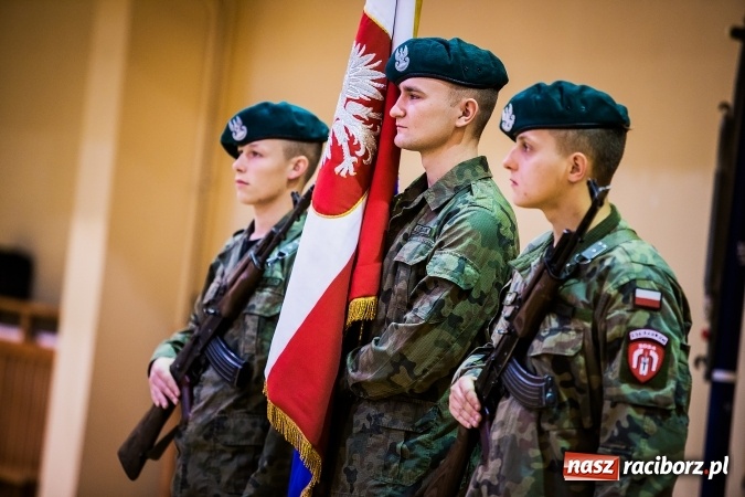 Zdjęcie w galerii na portalu naszraciborz.pl: Ślubowanie klas mundurowych w ZSOMS wiadomości z regionu