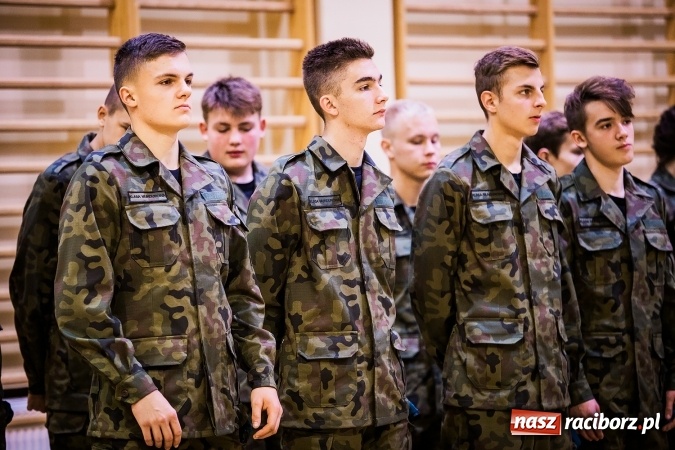 Zdjęcie w galerii na portalu naszraciborz.pl: Ślubowanie klas mundurowych w ZSOMS wiadomości z regionu