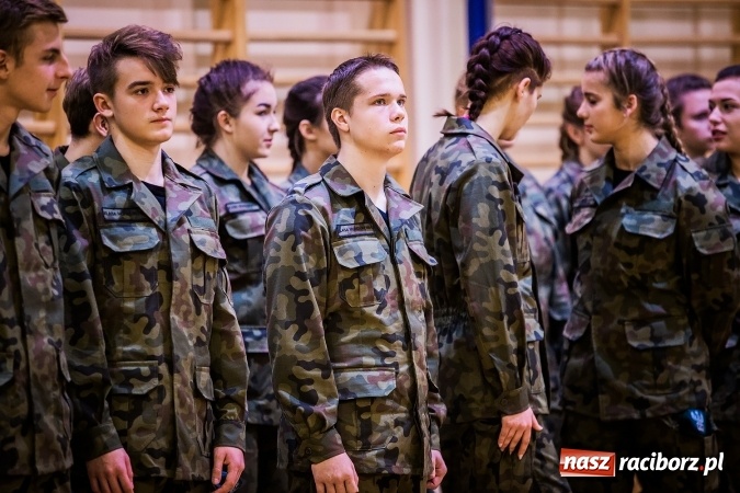Zdjęcie w galerii na portalu naszraciborz.pl: Ślubowanie klas mundurowych w ZSOMS wiadomości z regionu