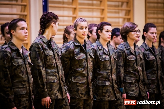 Zdjęcie w galerii na portalu naszraciborz.pl: Ślubowanie klas mundurowych w ZSOMS wiadomości z regionu