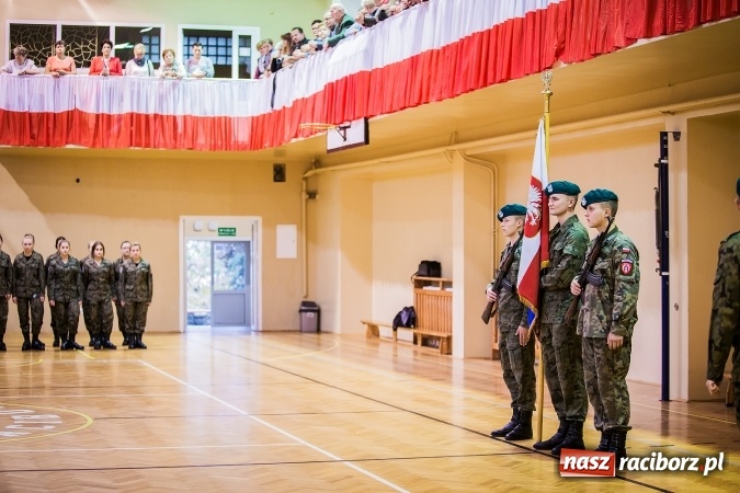 Zdjęcie w galerii na portalu naszraciborz.pl: Ślubowanie klas mundurowych w ZSOMS wiadomości z regionu