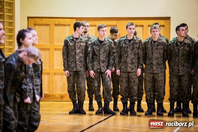 Zdjęcie w galerii na portalu naszraciborz.pl: Ślubowanie klas mundurowych w ZSOMS wiadomości z regionu