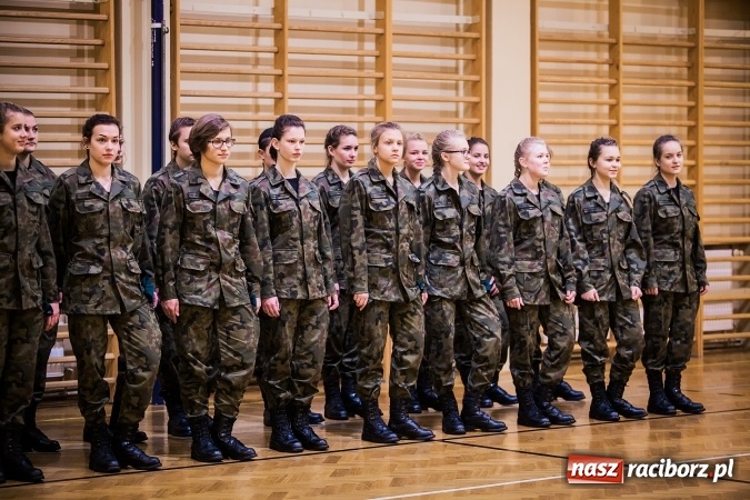Zdjęcie w galerii na portalu naszraciborz.pl: Ślubowanie klas mundurowych w ZSOMS wiadomości z regionu