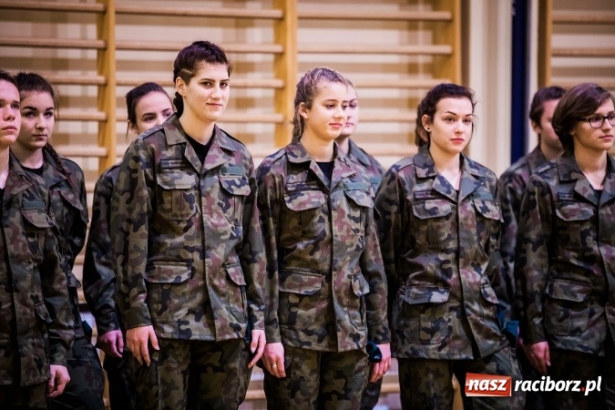 Zdjęcie w galerii na portalu naszraciborz.pl: Ślubowanie klas mundurowych w ZSOMS wiadomości z regionu