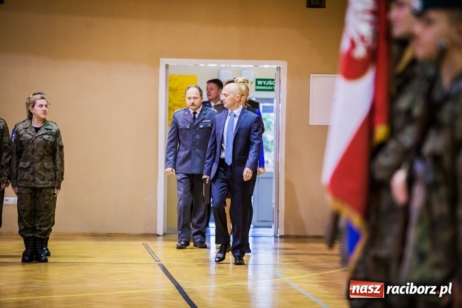 Zdjęcie w galerii na portalu naszraciborz.pl: Ślubowanie klas mundurowych w ZSOMS wiadomości z regionu