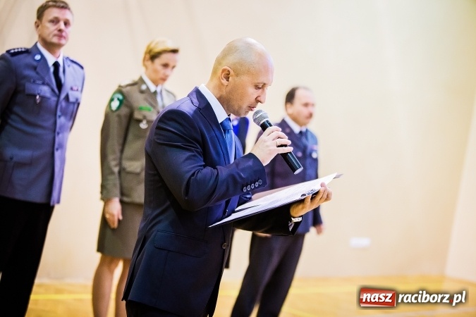 Zdjęcie w galerii na portalu naszraciborz.pl: Ślubowanie klas mundurowych w ZSOMS wiadomości z regionu