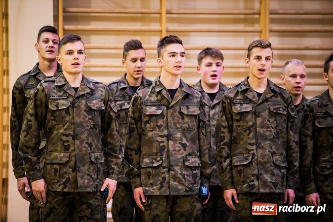 Zdjęcie w galerii na portalu naszraciborz.pl: Ślubowanie klas mundurowych w ZSOMS wiadomości z regionu