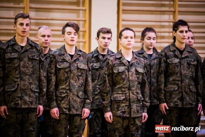 Zdjęcie w galerii na portalu naszraciborz.pl: Ślubowanie klas mundurowych w ZSOMS wiadomości z regionu