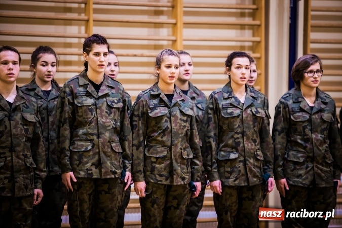 Zdjęcie w galerii na portalu naszraciborz.pl: Ślubowanie klas mundurowych w ZSOMS wiadomości z regionu