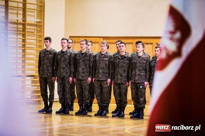 Zdjęcie w galerii na portalu naszraciborz.pl: Ślubowanie klas mundurowych w ZSOMS wiadomości z regionu