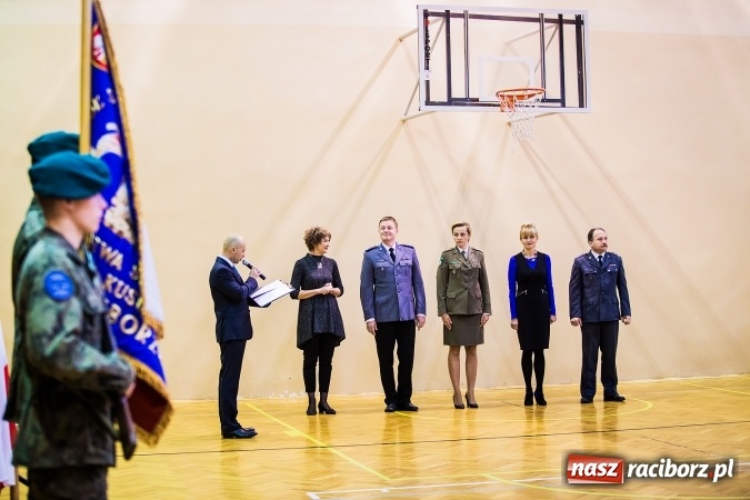 Zdjęcie w galerii na portalu naszraciborz.pl: Ślubowanie klas mundurowych w ZSOMS wiadomości z regionu