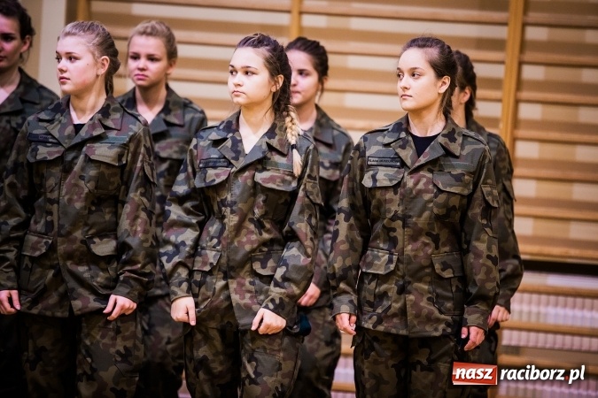 Zdjęcie w galerii na portalu naszraciborz.pl: Ślubowanie klas mundurowych w ZSOMS wiadomości z regionu