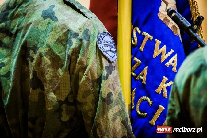 Zdjęcie w galerii na portalu naszraciborz.pl: Ślubowanie klas mundurowych w ZSOMS wiadomości z regionu