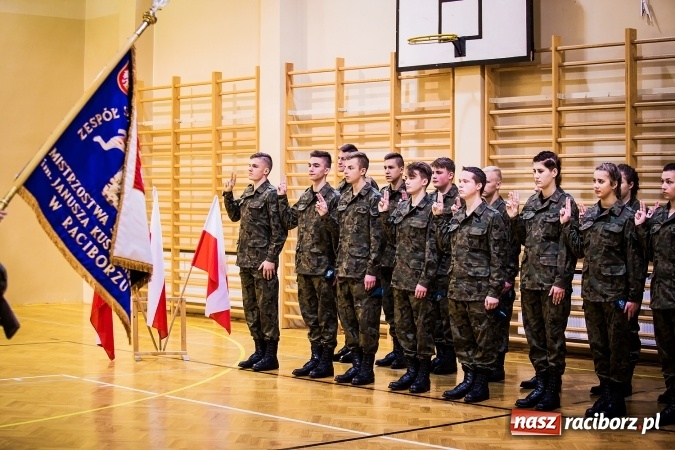 Zdjęcie w galerii na portalu naszraciborz.pl: Ślubowanie klas mundurowych w ZSOMS wiadomości z regionu