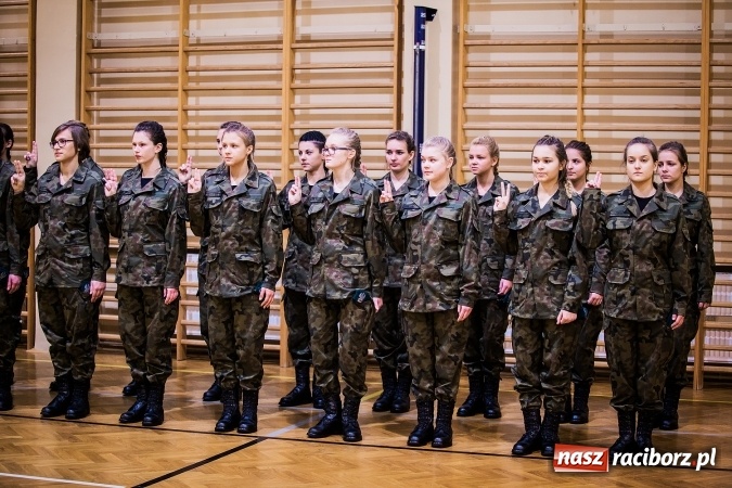 Zdjęcie w galerii na portalu naszraciborz.pl: Ślubowanie klas mundurowych w ZSOMS wiadomości z regionu