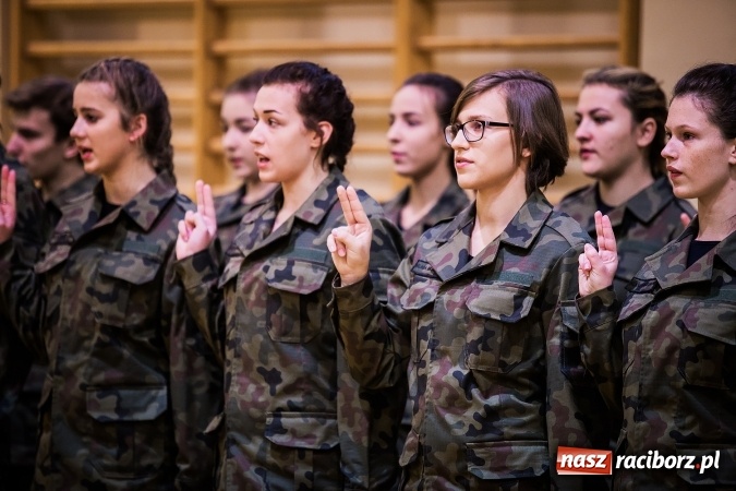 Zdjęcie w galerii na portalu naszraciborz.pl: Ślubowanie klas mundurowych w ZSOMS wiadomości z regionu