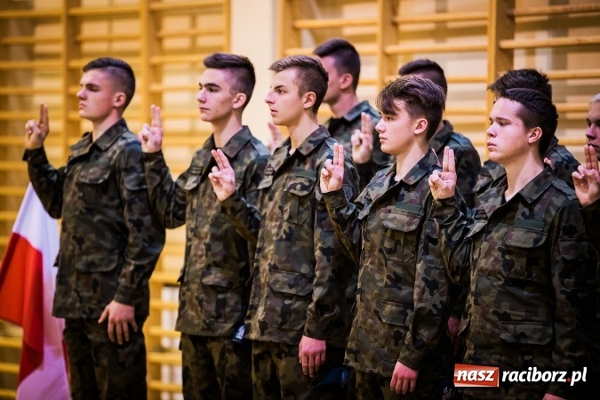 Zdjęcie w galerii na portalu naszraciborz.pl: Ślubowanie klas mundurowych w ZSOMS wiadomości z regionu