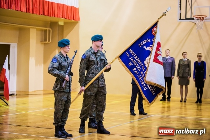 Zdjęcie w galerii na portalu naszraciborz.pl: Ślubowanie klas mundurowych w ZSOMS wiadomości z regionu