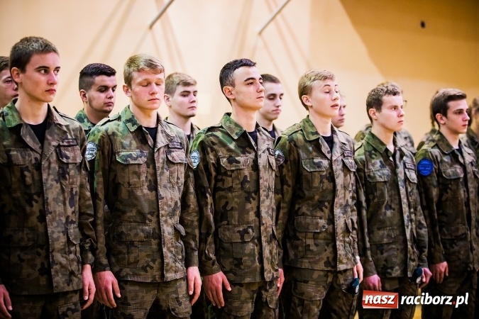 Zdjęcie w galerii na portalu naszraciborz.pl: Ślubowanie klas mundurowych w ZSOMS wiadomości z regionu