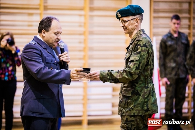 Zdjęcie w galerii na portalu naszraciborz.pl: Ślubowanie klas mundurowych w ZSOMS wiadomości z regionu