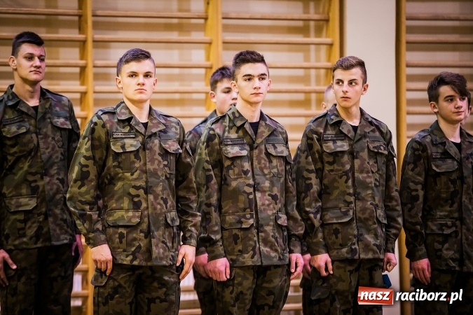 Zdjęcie w galerii na portalu naszraciborz.pl: Ślubowanie klas mundurowych w ZSOMS wiadomości z regionu