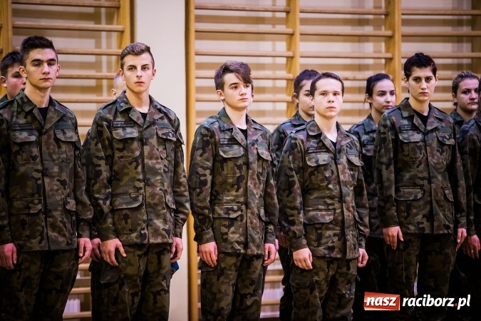 Zdjęcie w galerii na portalu naszraciborz.pl: Ślubowanie klas mundurowych w ZSOMS wiadomości z regionu