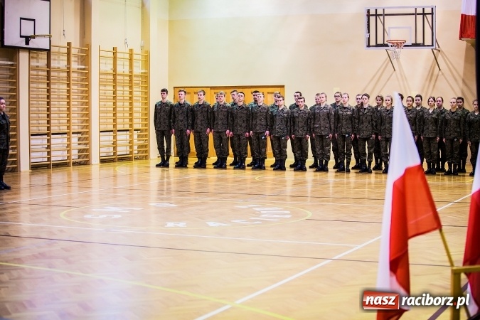 Zdjęcie w galerii na portalu naszraciborz.pl: Ślubowanie klas mundurowych w ZSOMS wiadomości z regionu