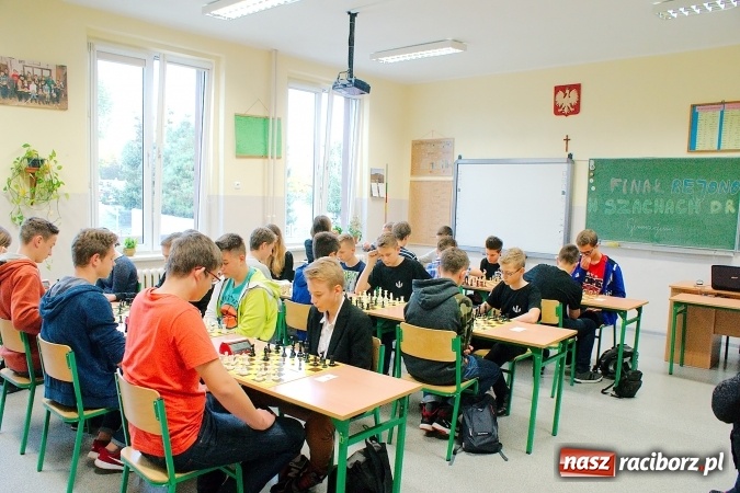 Zdjęcie w galerii na portalu naszraciborz.pl: Finał rejonowy w szachach drużynowych w Tworkowie. Raciborskie G1 zwycięskie wiadomości z regionu