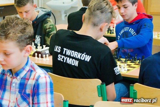 Zdjęcie w galerii na portalu naszraciborz.pl: Finał rejonowy w szachach drużynowych w Tworkowie. Raciborskie G1 zwycięskie wiadomości z regionu