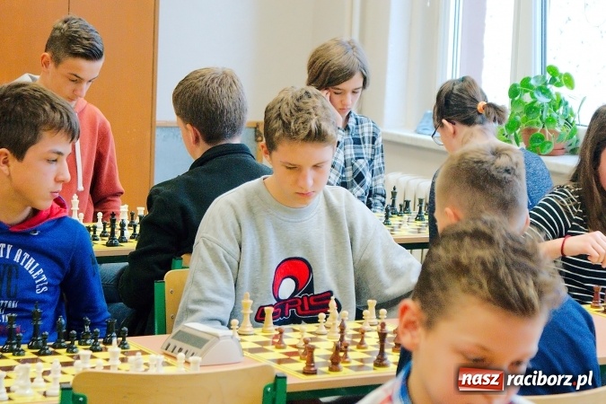 Zdjęcie w galerii na portalu naszraciborz.pl: Finał rejonowy w szachach drużynowych w Tworkowie. Raciborskie G1 zwycięskie wiadomości z regionu