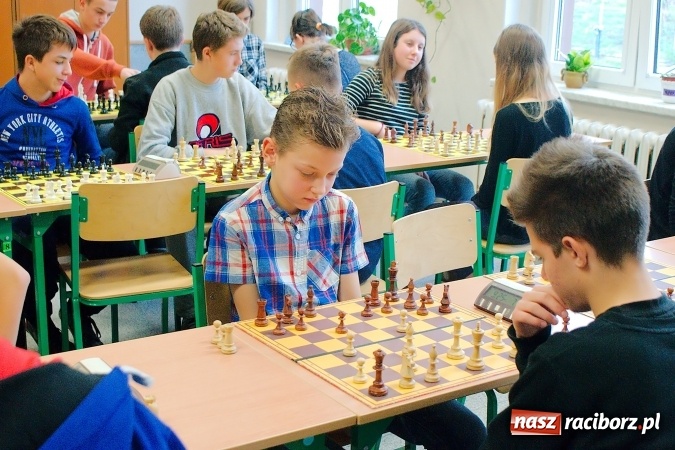 Zdjęcie w galerii na portalu naszraciborz.pl: Finał rejonowy w szachach drużynowych w Tworkowie. Raciborskie G1 zwycięskie wiadomości z regionu