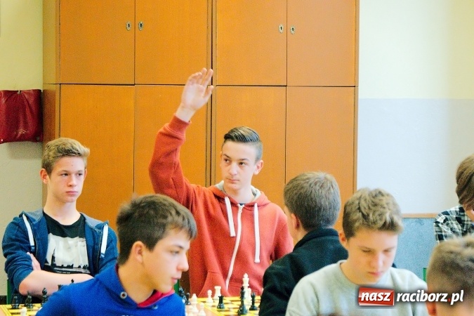 Zdjęcie w galerii na portalu naszraciborz.pl: Finał rejonowy w szachach drużynowych w Tworkowie. Raciborskie G1 zwycięskie wiadomości z regionu