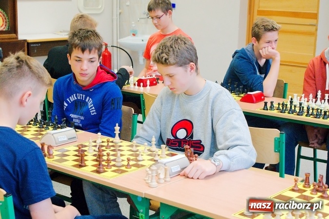 Zdjęcie w galerii na portalu naszraciborz.pl: Finał rejonowy w szachach drużynowych w Tworkowie. Raciborskie G1 zwycięskie wiadomości z regionu