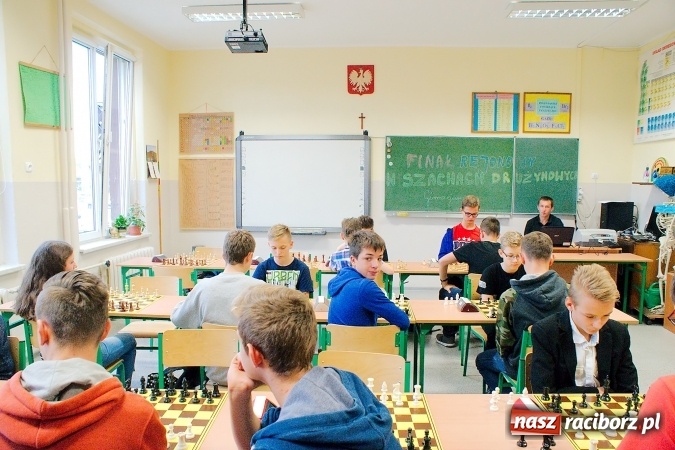 Zdjęcie w galerii na portalu naszraciborz.pl: Finał rejonowy w szachach drużynowych w Tworkowie. Raciborskie G1 zwycięskie wiadomości z regionu