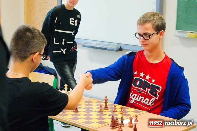Zdjęcie w galerii na portalu naszraciborz.pl: Finał rejonowy w szachach drużynowych w Tworkowie. Raciborskie G1 zwycięskie wiadomości z regionu