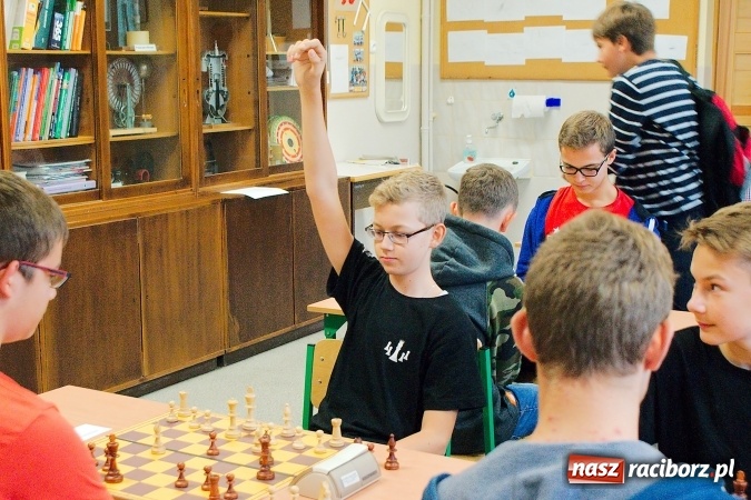 Zdjęcie w galerii na portalu naszraciborz.pl: Finał rejonowy w szachach drużynowych w Tworkowie. Raciborskie G1 zwycięskie wiadomości z regionu